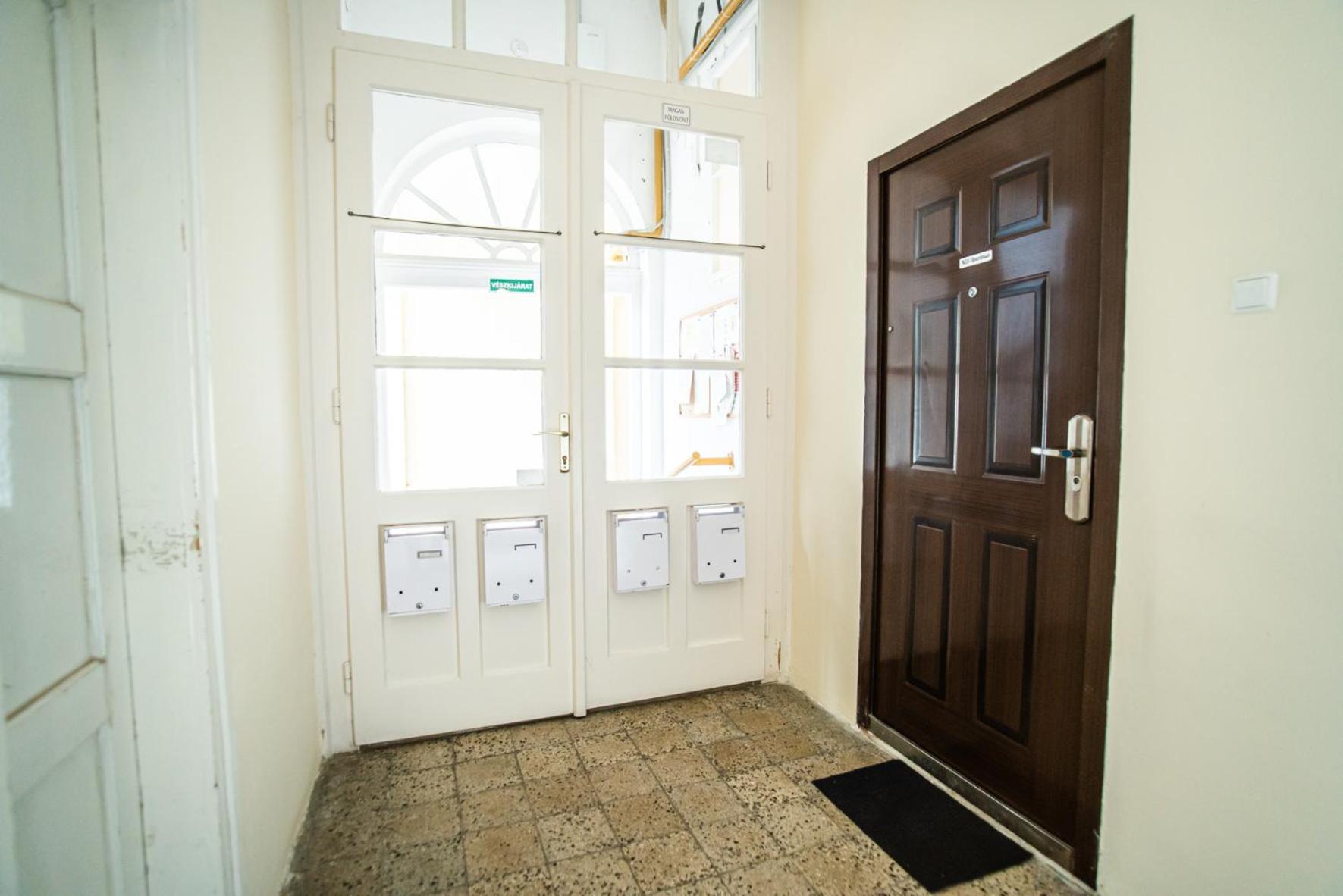 Spacious Apartment In Central Kecskemét Kültér fotó