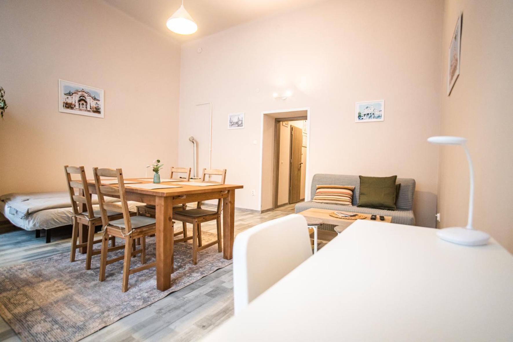 Spacious Apartment In Central Kecskemét Kültér fotó